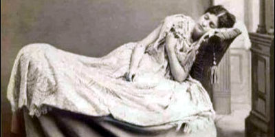Mujer antigua acostada Mujer antigua acostada en cama