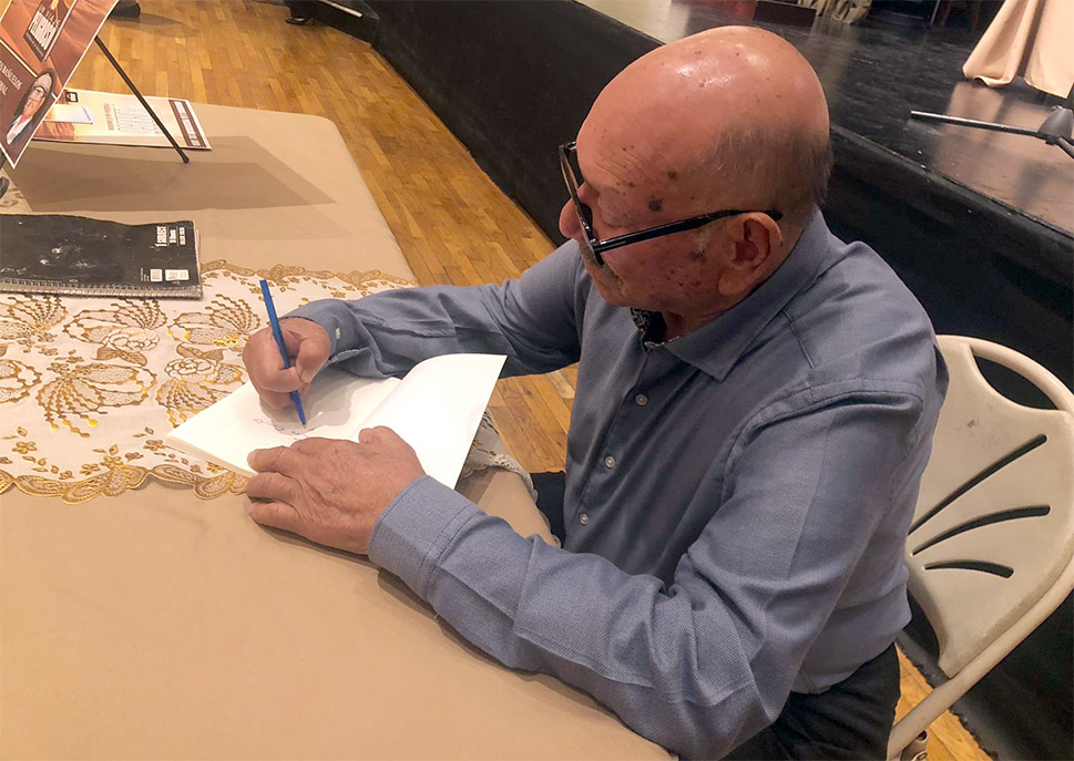 Reyes Bañuelos firmando libros en su primer presentación