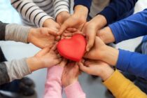 Niños con un corazón compartiendo amor y empatía