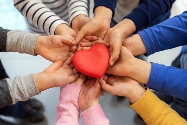 Niños con un corazón compartiendo amor y empatía