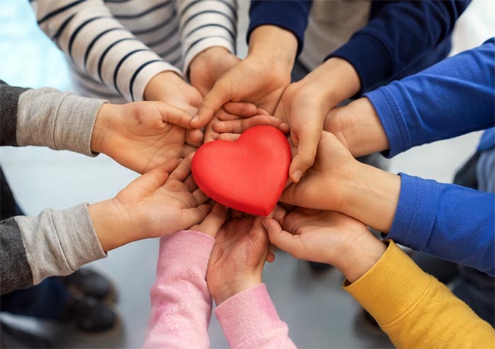 Niños con un corazón compartiendo amor y empatía