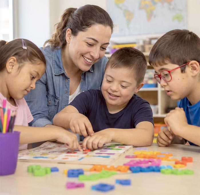 Niños estudiando y jugando y apdendiendo con su maestra
